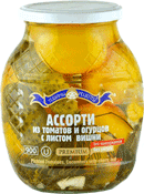 Овощное ассорти из томатов и огурцов с листом вишни